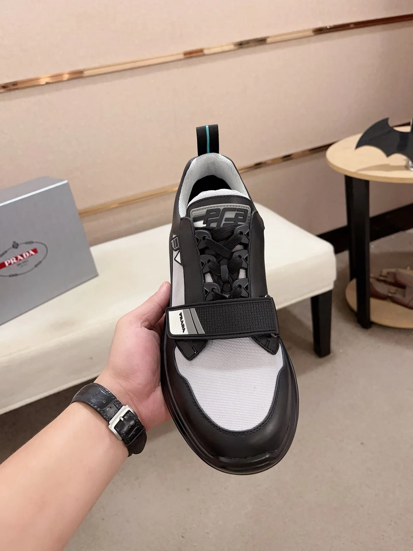 Factory price 620💰 ✔️✔️✔️Higher version High-quality new PRADA (Prada) counters are launched simultaneously. New men's shoes and 😘fabric are made of high-tech glue-spraying technology. Lining: Full cowhide lining. 👍🏿 High-end ☄️ air-cushion molded anti-slip rubber outsole, exquisite lines, simple and elegant, comfortable and high-end for leisure travel. Code number: 38 to 44 (45 is custom-made and cannot be returned or exchanged)